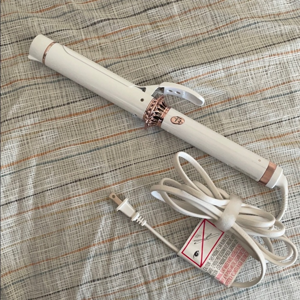 Like NEW- T3 twirl ceramic curling iron 1.25”